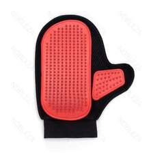 Nobleza rukavica vyčesávacia s kovovými hrotmi 24 x 18 cm červená