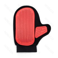 Nobleza rukavica vyčesávacia s kovovými hrotmi 24 x 18 cm červená